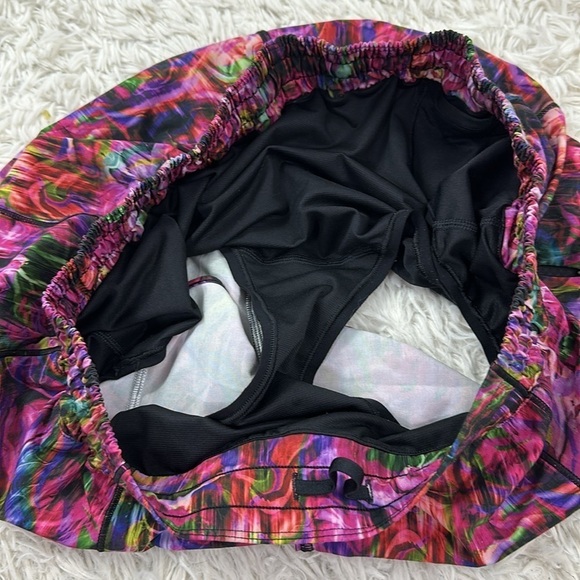 Lululemon Hotty Hot Low Rise Short 2.5" Hyper Flow Pink Multi / Black - Picture 2 of 4